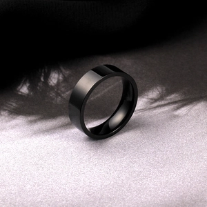 Detailopname van een minimalistische zwarte titanium stalen ring met matte afwerking