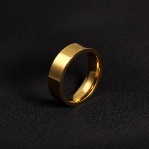 Gepolijste gouden titanium stalen ring met spiegelafwerking op donkere achtergrond
