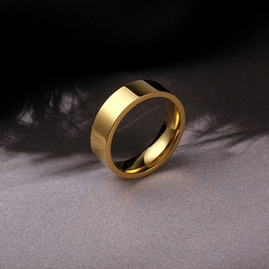 Detail van een gouden roestvrijstalen platte ring met een glanzende spiegelafwerking