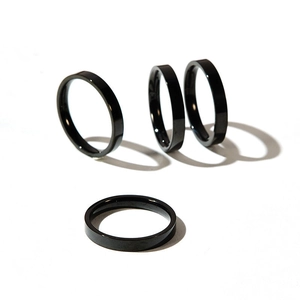 Gepolijste zwarte titanium stalen minimalistische ringenset met spiegelend oppervlak