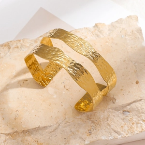 18K goud vergulde roestvrijstalen gehamerde dubbellaagse open manchet armband