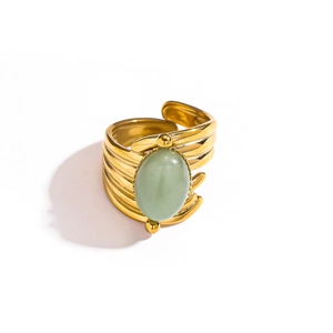 Vintage δαχτυλίδι από ατσάλι 18k με πράσινη πέτρα και κυματιστό σχέδιο σε λευκό φόντο