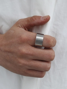 Detailansicht eines 10 mm breiten, mattierten Edelstahlrings an einer Hand am Modell
