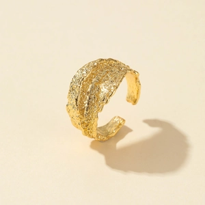 Bague ouverte vintage en forme de C irrégulière avec texture de lave dorée pour femme