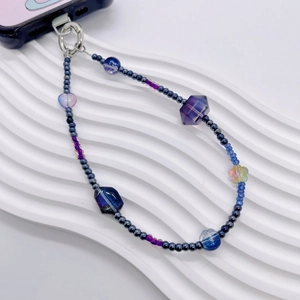 Bijou de téléphone fait main avec perles bleues et cœurs violets sur fond ondulé