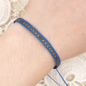Detail eines böhmischen handgewebten Freundschaftsarmbands mit blau-orangem Muster