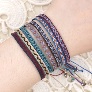 Detail van zes handgeweven bohemien armbanden in etnische stijl, verstelbare set