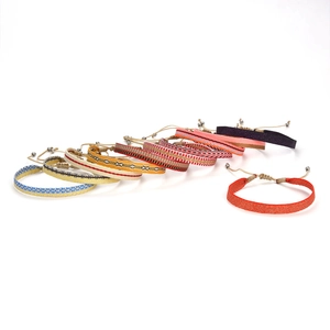 Vue détaillée de bracelets d'amitié tissés colorés avec des motifs géométriques variés