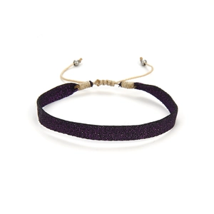 Détail du bracelet ethnique tissé à la main violet foncé et noir avec perles argentées
