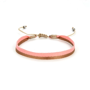 Vue détaillée du bracelet d'amitié ethnique tissé main avec rayures roses et perles