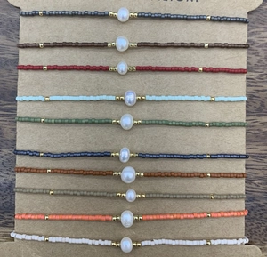 Détail de bracelets en perles Miyuki faits main avec perles d'eau douce sur carte