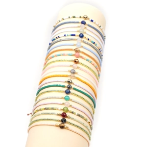 Braccialetti boho in perline Miyuki con pietre naturali su supporto bianco