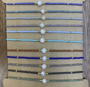 Vue détaillée de 11 bracelets en perles colorées faits main avec perles d'eau douce