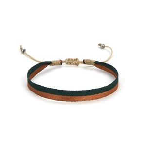Detailopname van groen en koperen geweven armband met verstelbare schuifsluiting