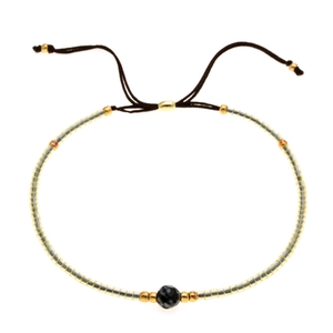 Dettaglio del bracciale in perline Miyuki con pietra naturale e chiusura a scorrimento dorata