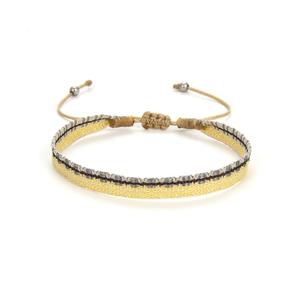 Détail d'un bracelet d'amitié ethnique tissé avec nœud réglable et perles