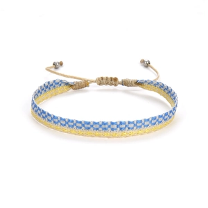 Détail du bracelet tissé bleu et jaune avec fils métalliques et fermoir coulissant réglable