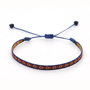 Detail eines verstellbaren böhmischen handgewebten Seilarmbandes mit Ethno-Mustern