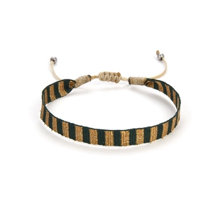 Detail van handgeweven groene en gouden etnische armband met verstelbare schuifknoop