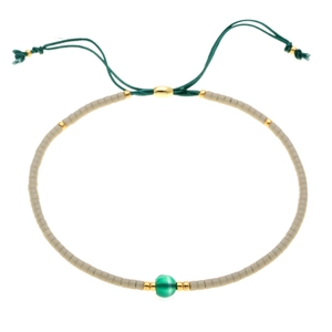 Dettaglio del bracciale in perline Miyuki con pietra occhio di gatto verde e cordino