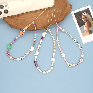 Bijoux de téléphone bohème avec perles, disques d'argile et perles à lettres LOVE