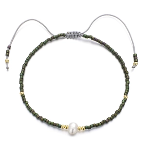 Détail du bracelet réglable en perles Miyuki avec perle blanche et cordon tressé