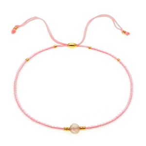 Dettaglio del bracciale di perle Miyuki rosa con pietra naturale e cordino dorato regolabile