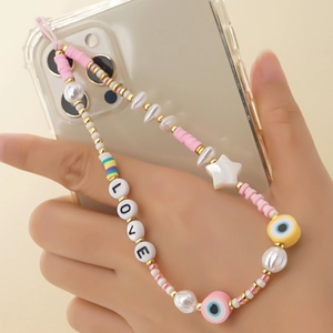 Détail de la dragonne de téléphone avec lettres LOVE, perles roses et charme œil bleu