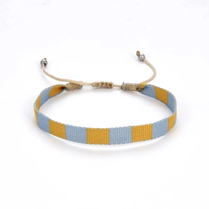 Etnische geweven armband met blauw en geel ruitjespatroon en verstelbaar koord