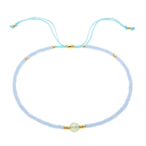 Dettaglio del bracciale Miyuki azzurro con pietra naturale e cordino intrecciato regolabile