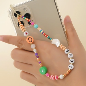 Détail de la dragonne de téléphone perlée avec lettres LOVE, smiley et perles de fruits