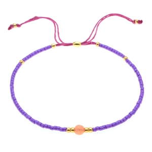 Dettaglio macro del bracciale di perline Miyuki con pietra naturale e cordino rosa