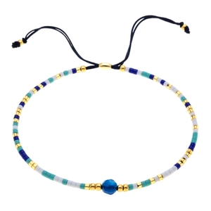 Dettaglio del bracciale di perline intrecciate con pietra blu e cordino regolabile