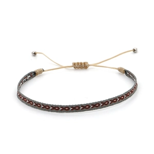 Detail eines handgewebten Boho-Armbands mit grau-rotem geometrischem Unendlichkeitssymbol