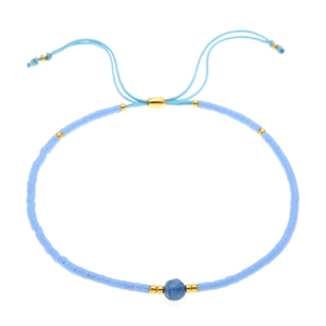 Dettaglio del bracciale regolabile in perline azzurre con pietra naturale e perle dorate