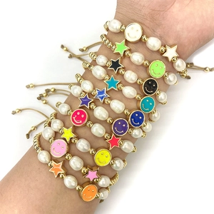 Bracciale in Perle d'Acqua Dolce Fatto a Mano Perline d'Oro Smalto Faccina Stella Bracciale in Corda Intrecciata Regolabile Donna
