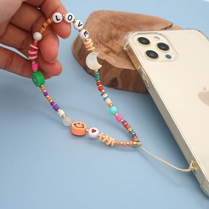 Vue détaillée de la dragonne de téléphone faite main avec perles colorées et LOVE