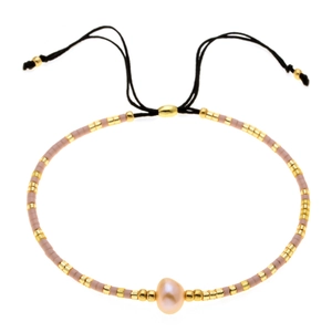 Dettaglio di perle miyuki rosa con perla barocca naturale su bracciale tessuto regolabile