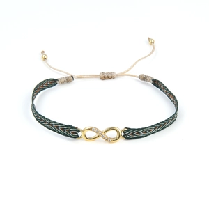 Détail du symbole infini sur un bracelet tissé coloré avec un nœud coulissant ajustable