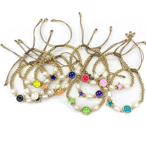 Set braccialetti fatti a mano con perle dorate, perle d'acqua dolce e ciondoli in smalto