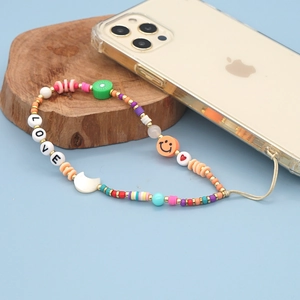 Détail de la chaîne de téléphone avec perles LOVE et perles de fruits colorées