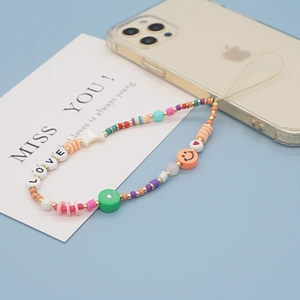 Détail du cordon de téléphone perlé avec lettres LOVE, fruits et perles colorées
