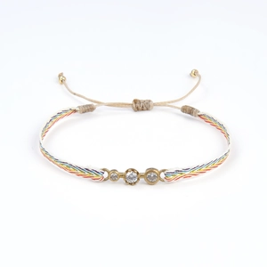 Bracelet tressé arc-en-ciel avec trois pierres de zircone dans un sertissage doré