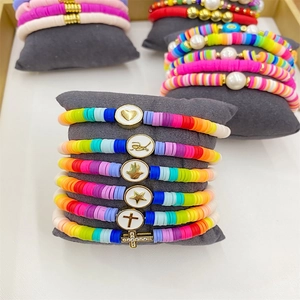 Ensemble de bracelets Heishi arc-en-ciel avec breloques cœur et étoile en émail doré