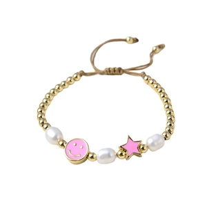 Bracciale fatto a mano in perle d'acqua dolce con stella rosa smaltata e ciondoli smiley