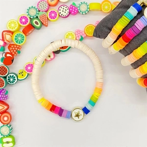 Vue macro détaillée du bracelet en perles d'argile 6mm avec étoile dorée et arc-en-ciel