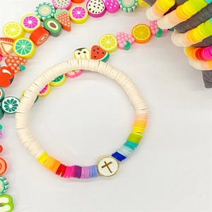 Bracelet Heishi 6mm coloré avec breloque croix dorée et accents arc-en-ciel vifs