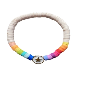 Bracelet en perles Heishi arc-en-ciel avec des accents crème et breloque étoile dorée