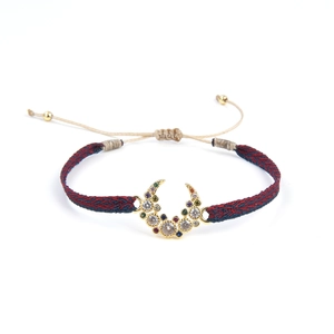 Détail macro du bracelet ethnique fait main avec croissant de lune et zircons colorés
