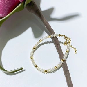 Elegante bracciale di perle barocche d'acqua dolce con perline dorate e chiusura regolabile